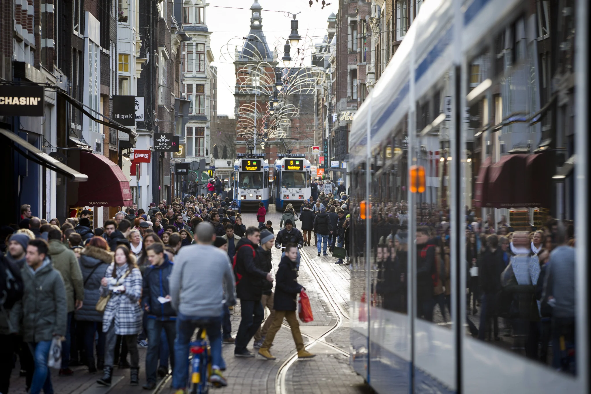 Figure 3- Pedestrian and streetcar traffic on the Leidsestraat in Amsterdam (Eigenphoto, 2014)