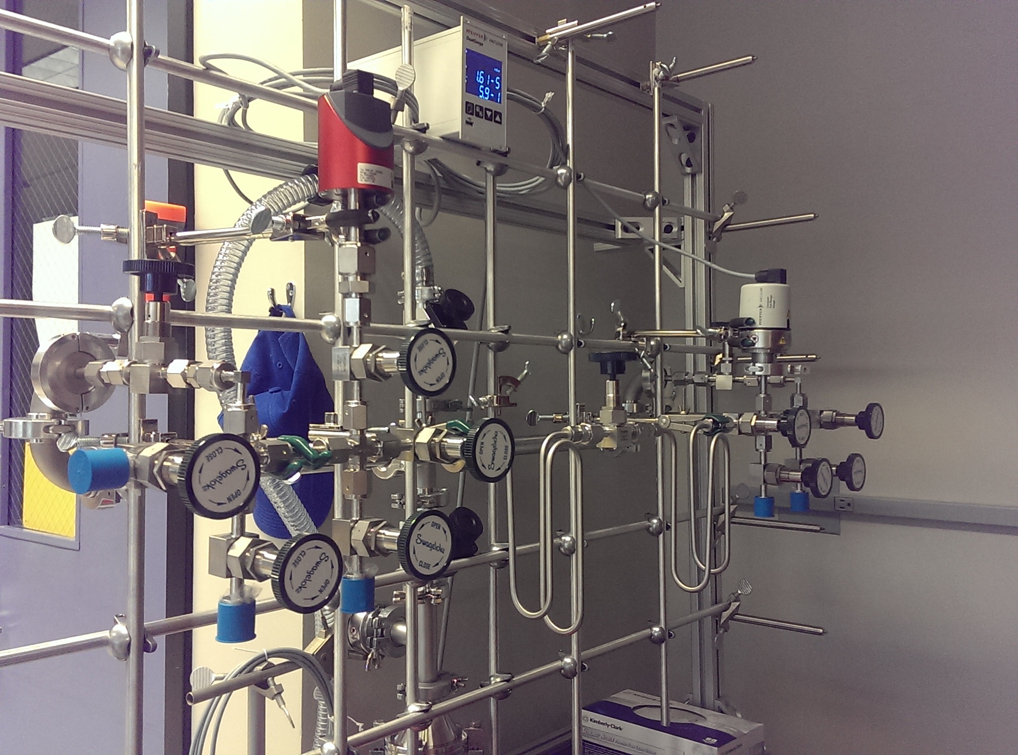High-vacuum manual gas line