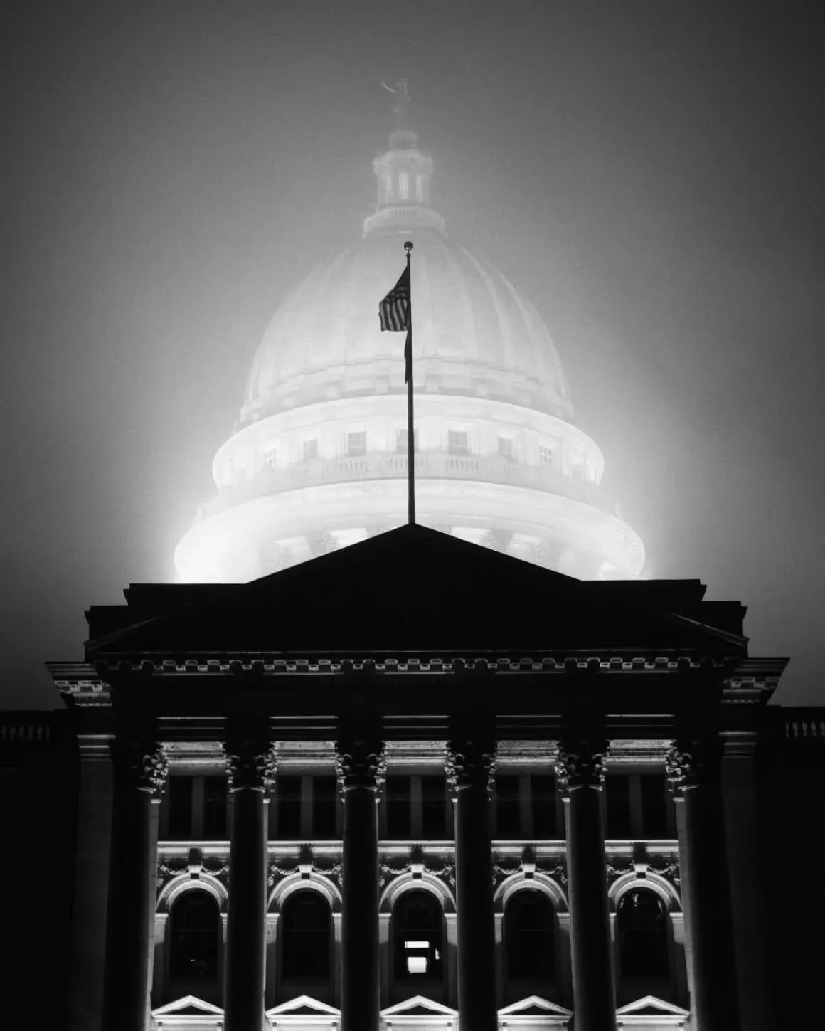Rumors by @lizzobeeating.

#photography #fujifilm #fujixt30 #fog #madison