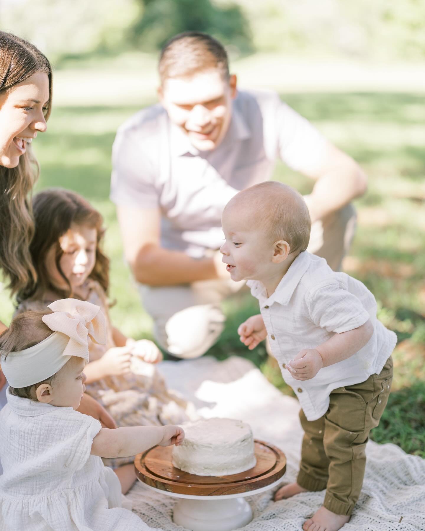 An outdoor cake smash including the whole family - I love it!