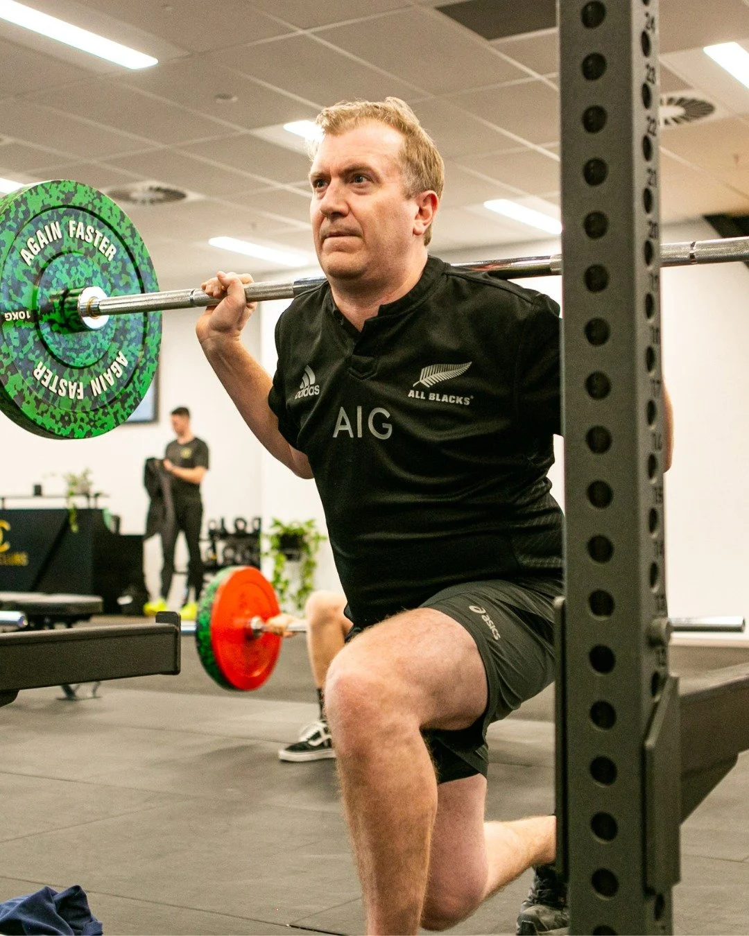 YOUR HIP FLEXORS ARE MAKING YOU TIRED.

Sit for eight hours and your hip flexors shorten.

When you stand up, they pull your pelvis forward.

This forces your lower back to overwork just to keep you upright.

Your lower back gets tired.

Your glutes 
