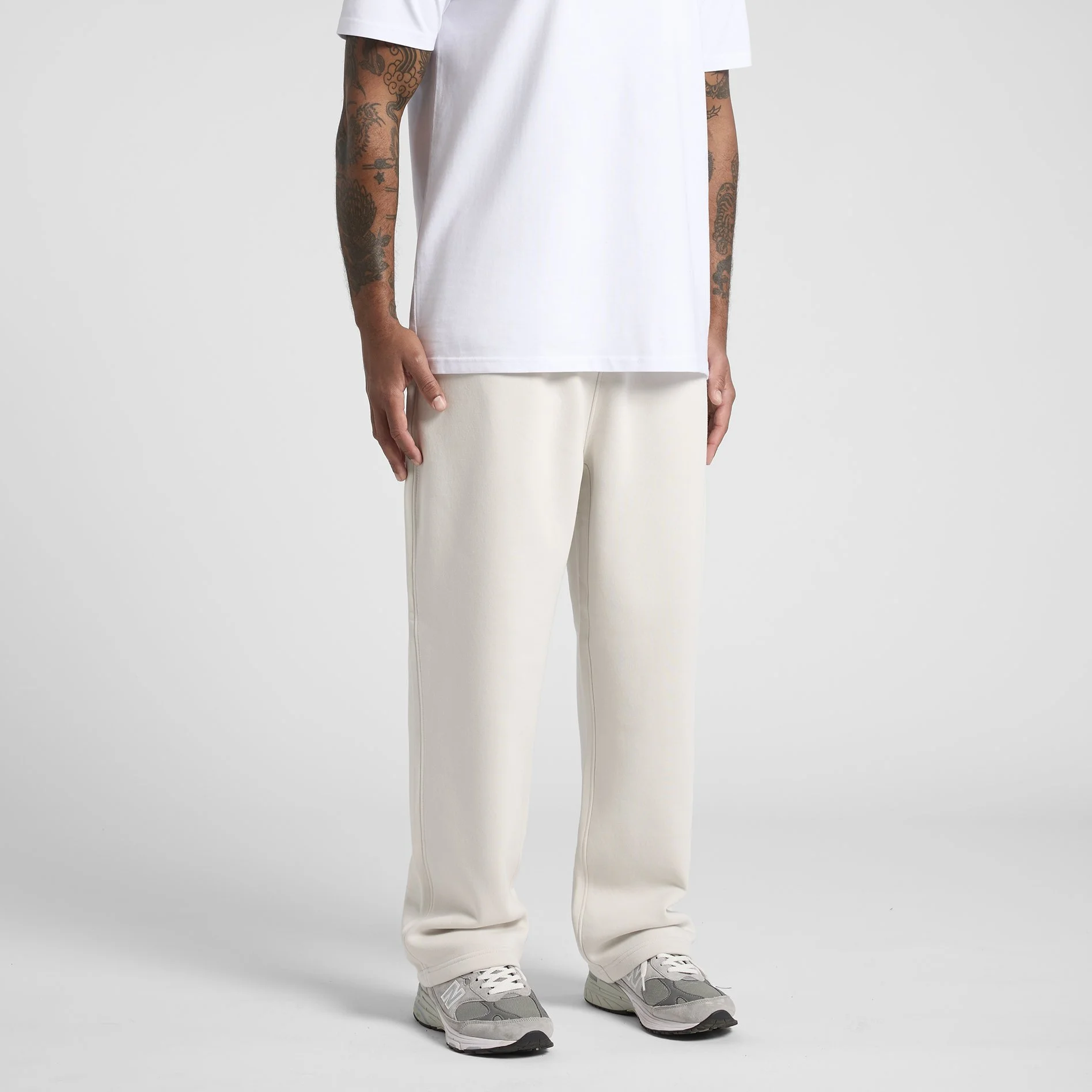 5942_RELAX_CUFFLESS_TRACKPANTS_TURN.jpg