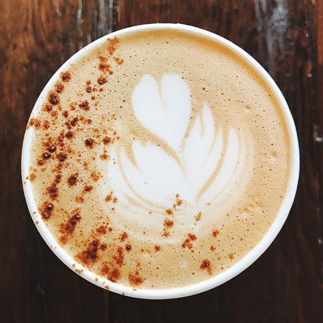 With the temp shifting to #fall finally you gotta love a little #mojos in #bayvillage .
.
.
#latte #☕️ #NOMaste #cleveland #clevelandfoodie #coffeart