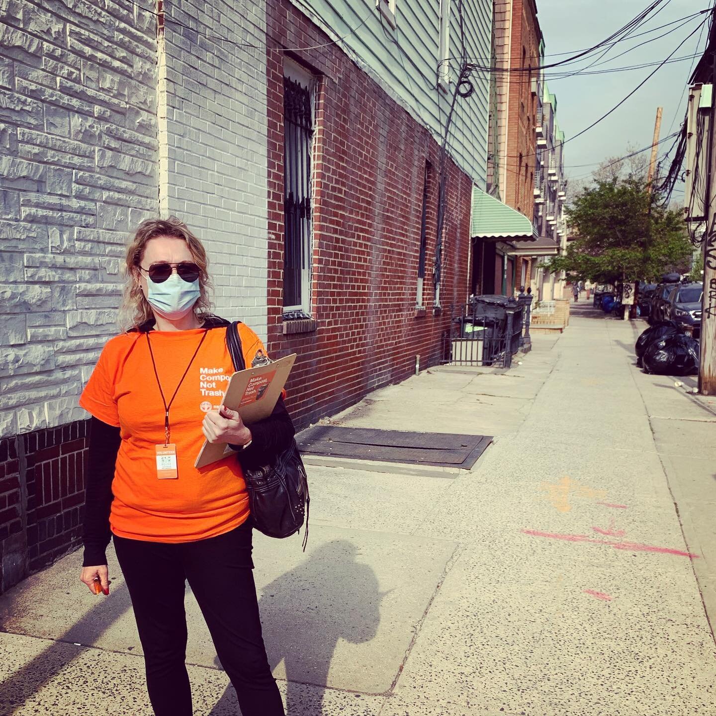 Instyle mag says tangerine is the new trend color&hellip;Always ahead of the trends, this outreach volunteer would love to talk to you about the DSNY curbside compost program 😎And remember people- composting is always in style! 🍃
.
.
.
#brownbins #