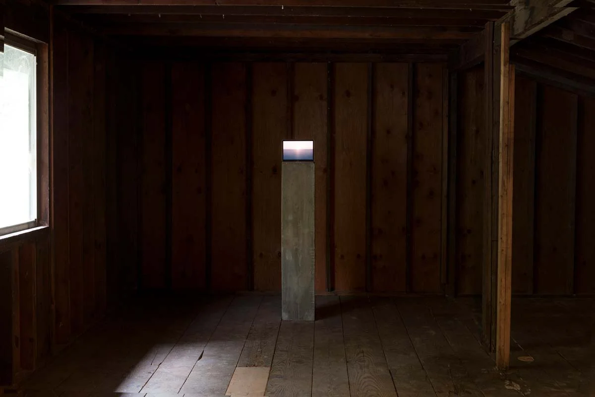Andrea Galvani, The End, 2015. 16 mm film transferred to HD, concrete structure with Gold Apple MacBook, 154 x 30 x 20 cm. (61 x 11 x 7.9 in.)