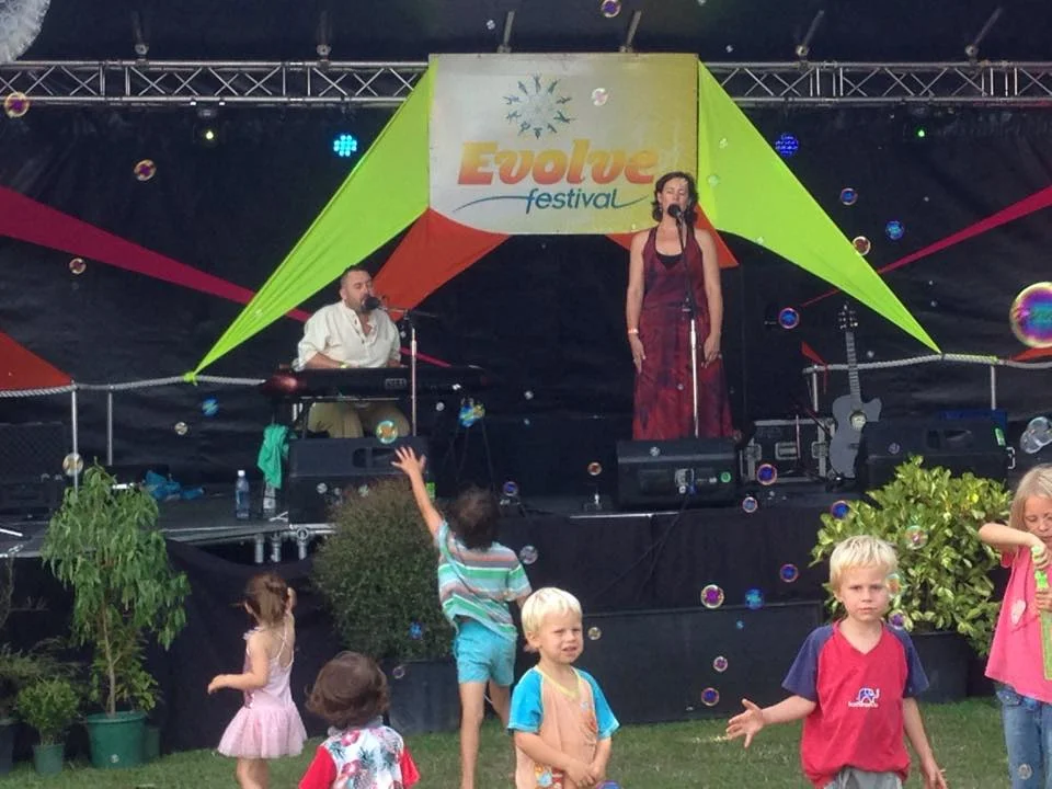 Singing with G-love at Evolve - bubbles!.jpg