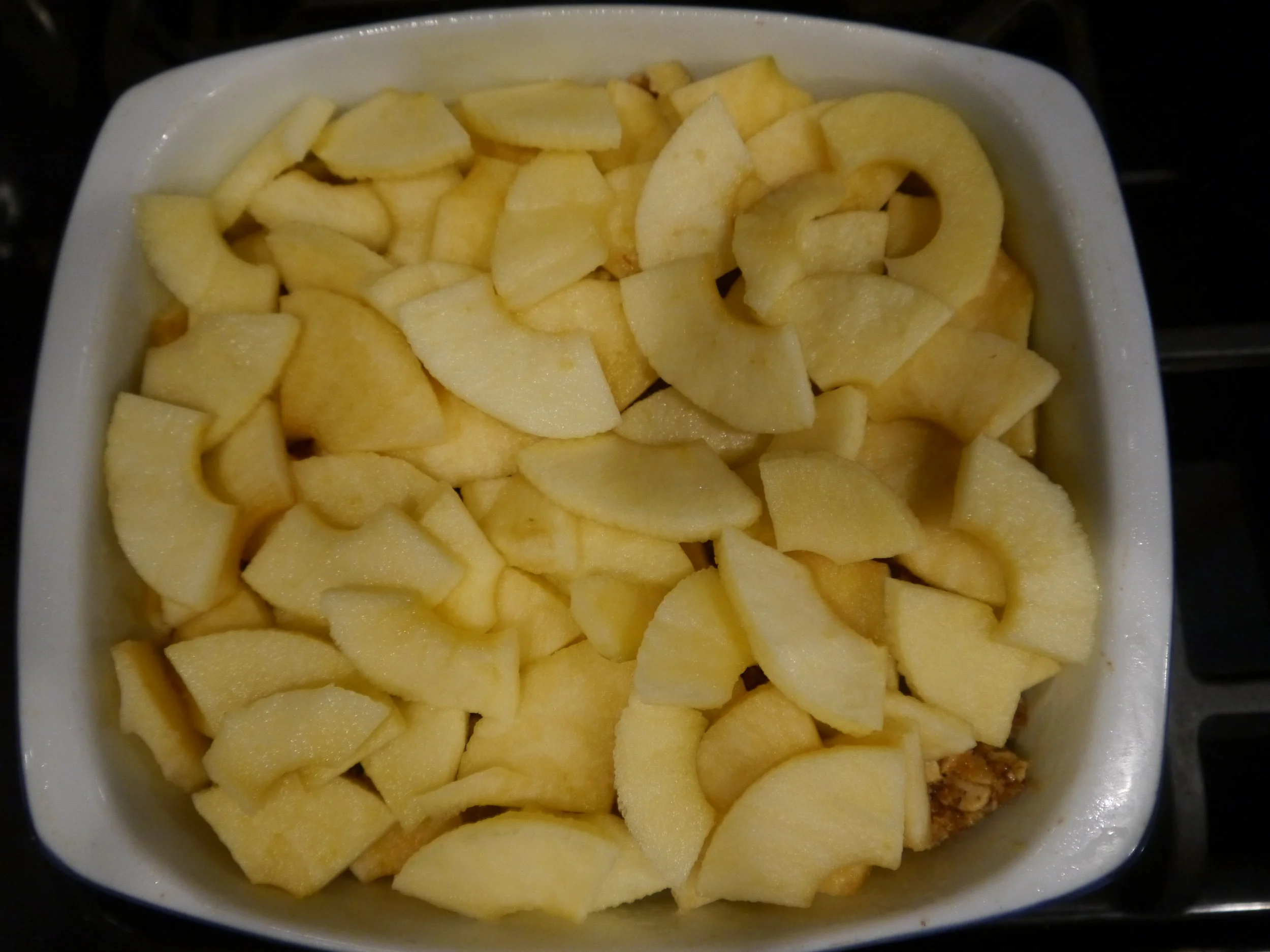 Layer apples and topping in the pan. 