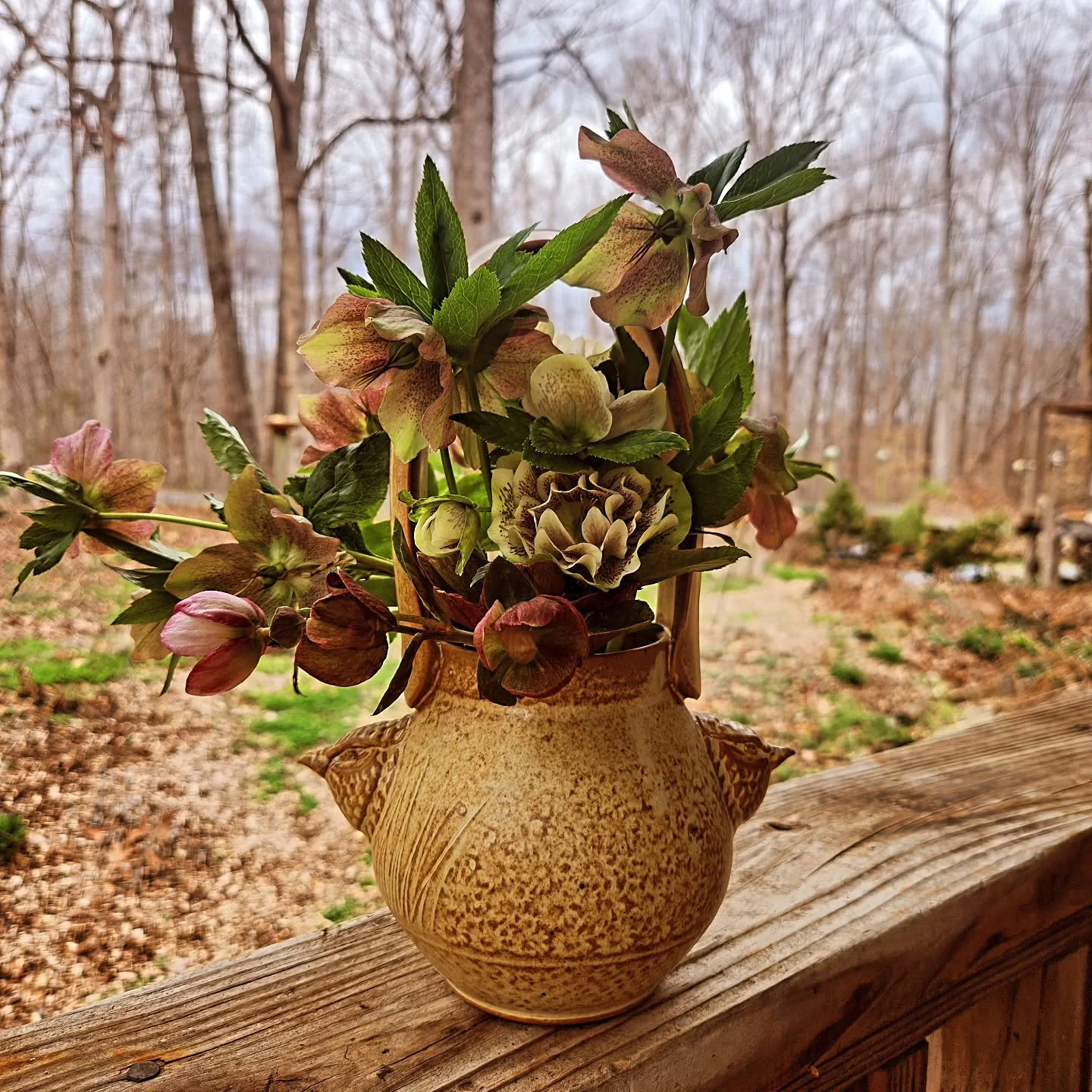 Bird basket vase in action