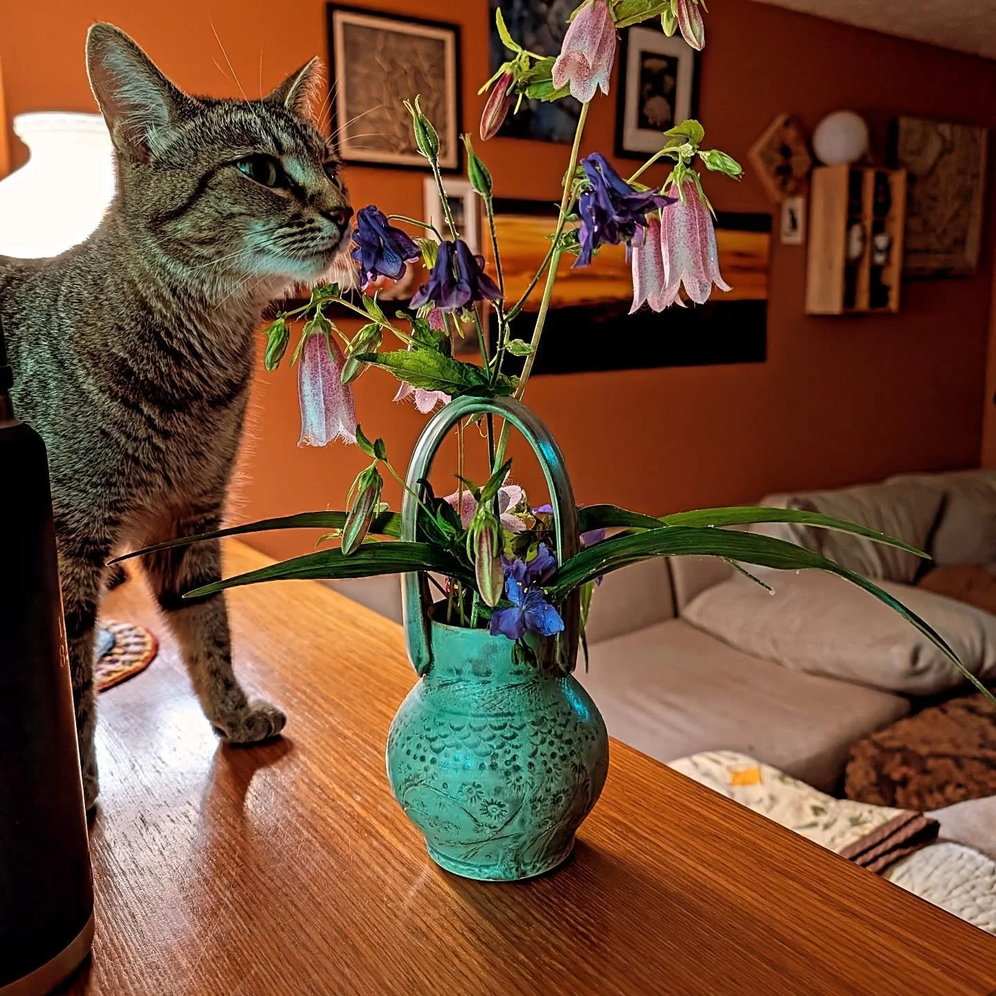 Fiona inspecting basket vase for #tennesseecraft
