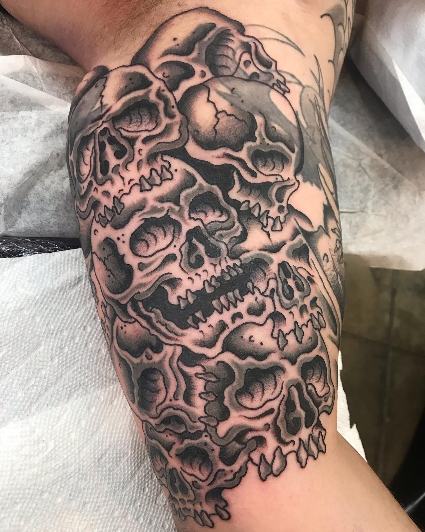 Skulls blast over 

.
.
.
.
.
#tattoo #tattoos #stl #downtowntattoo #washingtonave #downtownstl #traditionaltattoo #americantraditional #scripttattoo #script #japanese #japanesetattoo #blackandgrey #blackandgreytattoo #bigandbold #boldwillhold #skull