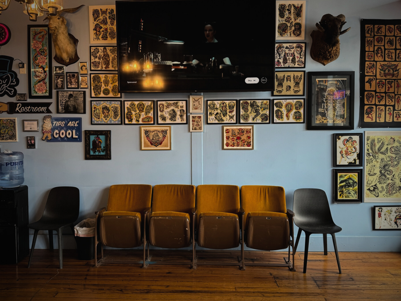 SelfInflictedStudios_DowntownStLouisTattooShop_PhotoGallery_SeatingArea1.png