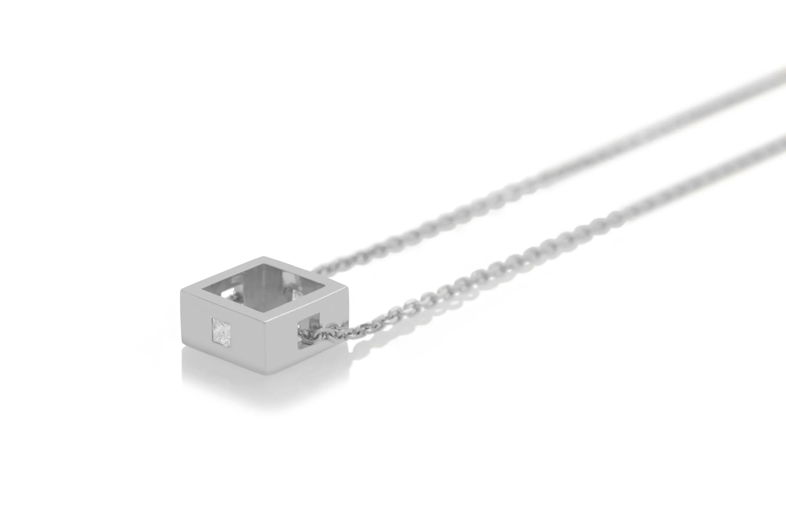 Hopscotch-NeckChain-CloseUp-white.jpg