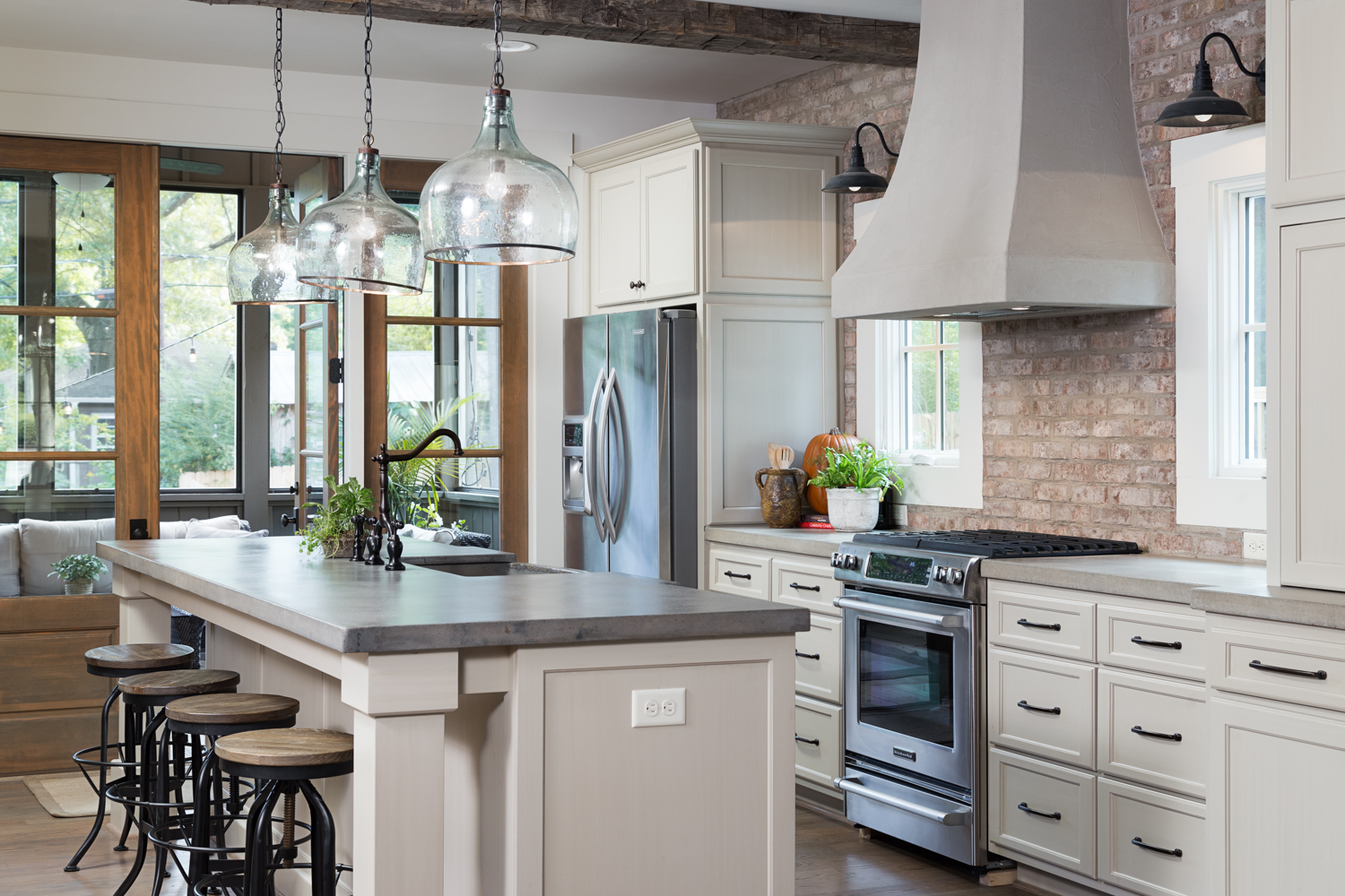 Tommy Daspit offers the very best in architectural, commercial, and real estate photography in the Birmingham Alabama area.