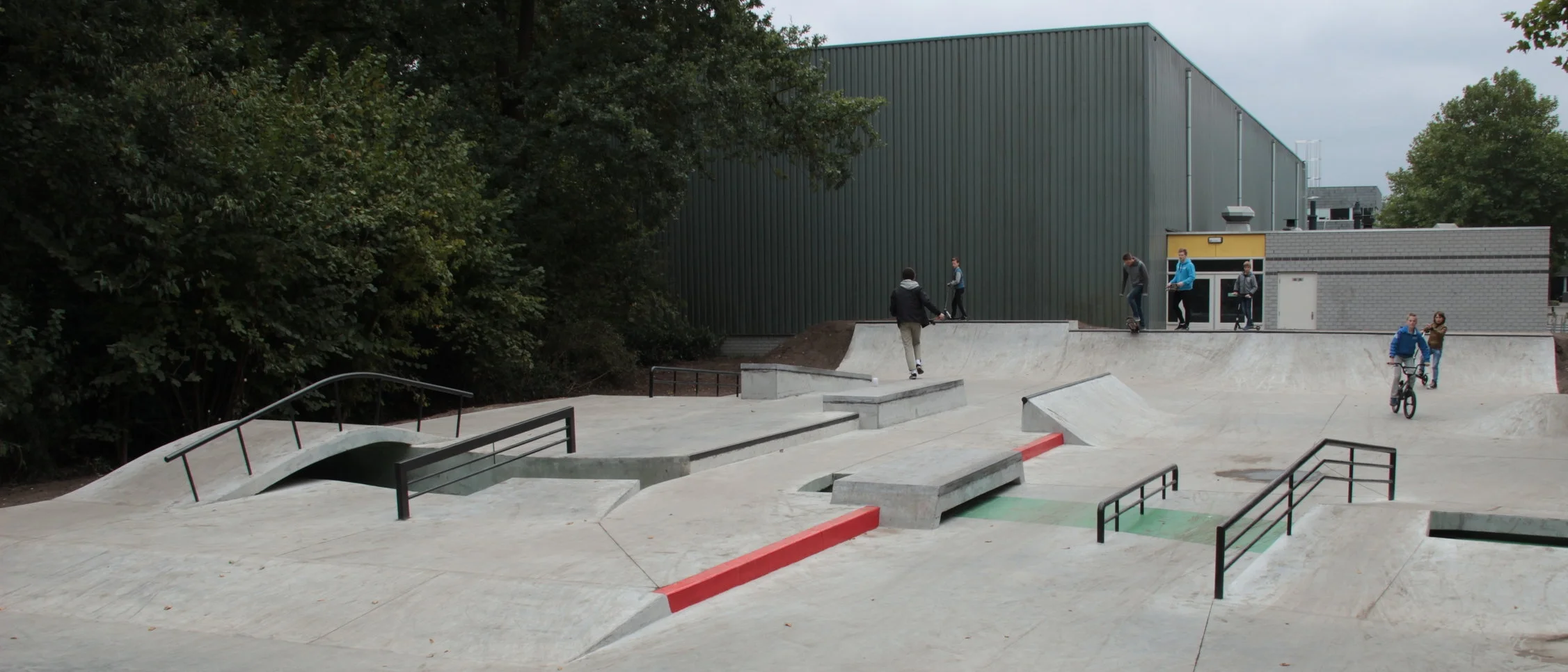 Skatepark Nunspeet: een landschap van beton obstakels. 