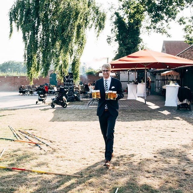 Heiss &amp; Fettich. Und Bier. 
#hei&szlig;undfettig #m&uuml;nster #M&uuml;nsterland #hochzeit #ostbevern #summer #lookingback #cheers #hochdieh&auml;nde #diesesmalohnekamera #herrlich #keinetermineundleichteinensitzen