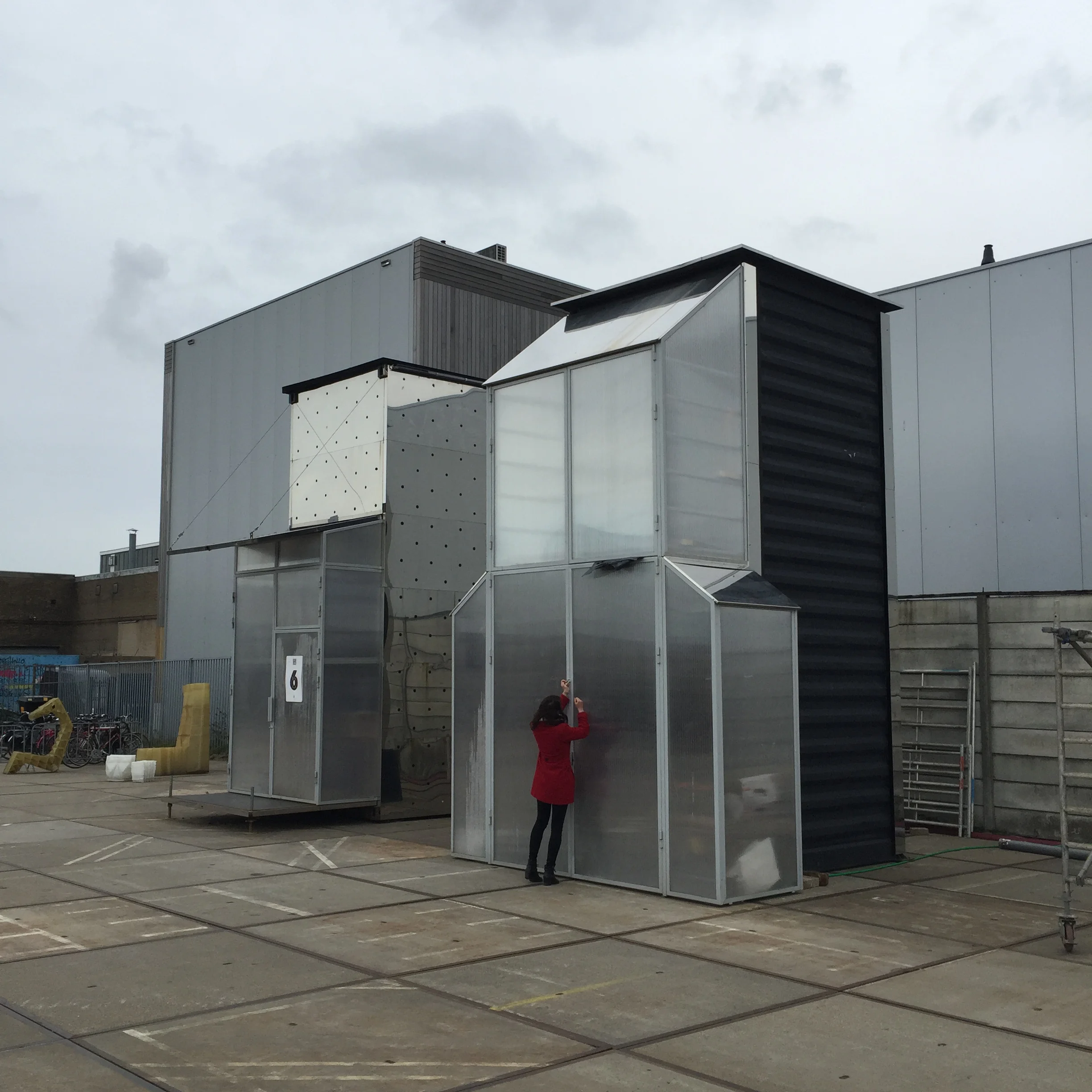 When the optimal design is found, it's sent to the KamerMaker to be 3D printed in actual size. The remotely controlled KamerMaker is working 24/7 inside a shipping container. Visitors are invited to witness the house coming into being part by part.