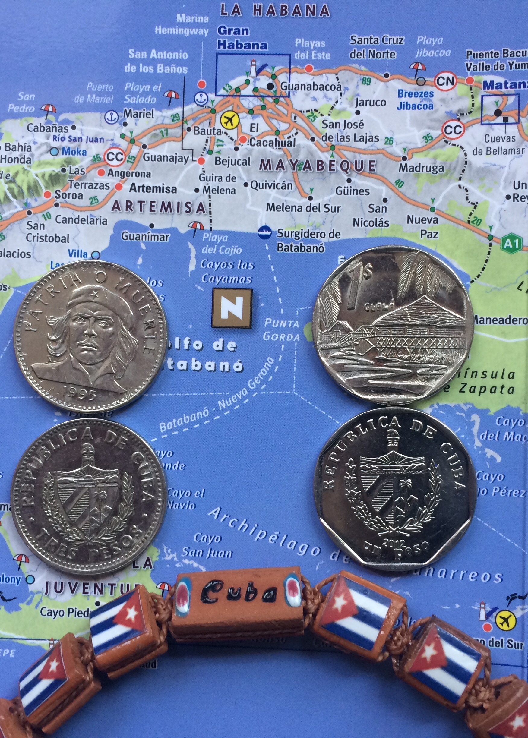 The Che 3 Peso (CUP) coin on the left; the 1 CUC coin on the right