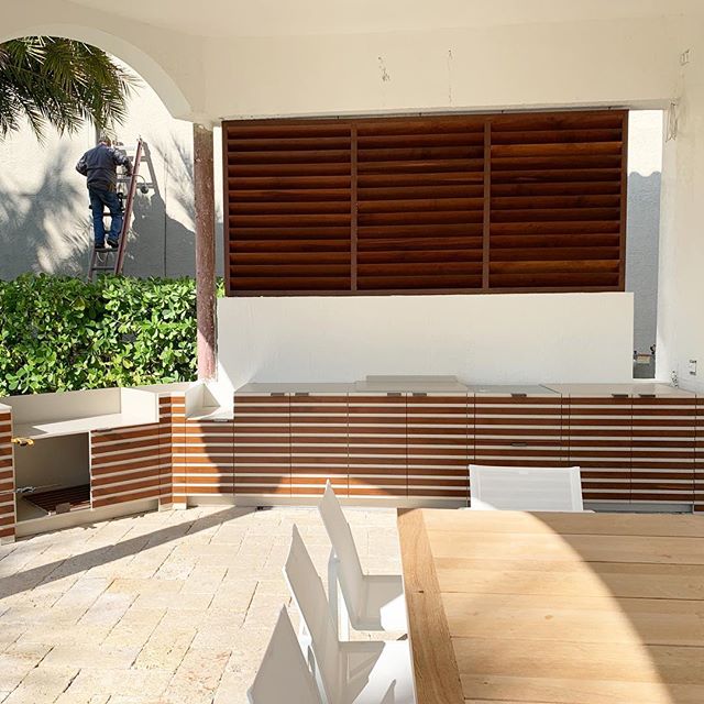 Custom Cumaru Louvers and Outdoor Barbecue in process. Designed by @cdbinteriordesign manufactured and installed #byblosgroup