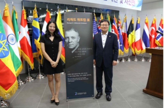 Chloe Kim and Ho Hwan Chun, President of the University of Pusan
