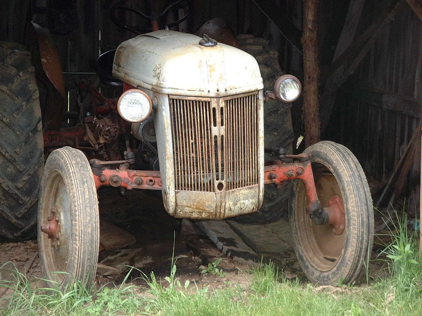 howard tractor close.JPG