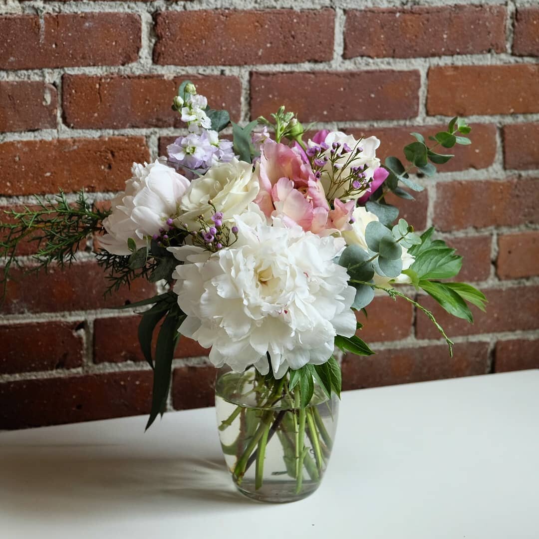 Had a blast learning and creating my first floral arrangement today @thestevenscoolidgeplace . Thanks so much for offering this!
.
Aujourd'hui j'ai cr&eacute;&eacute; mon tout premier arrangement floral lors d'un atelier du Stevens Coolidge House Gar