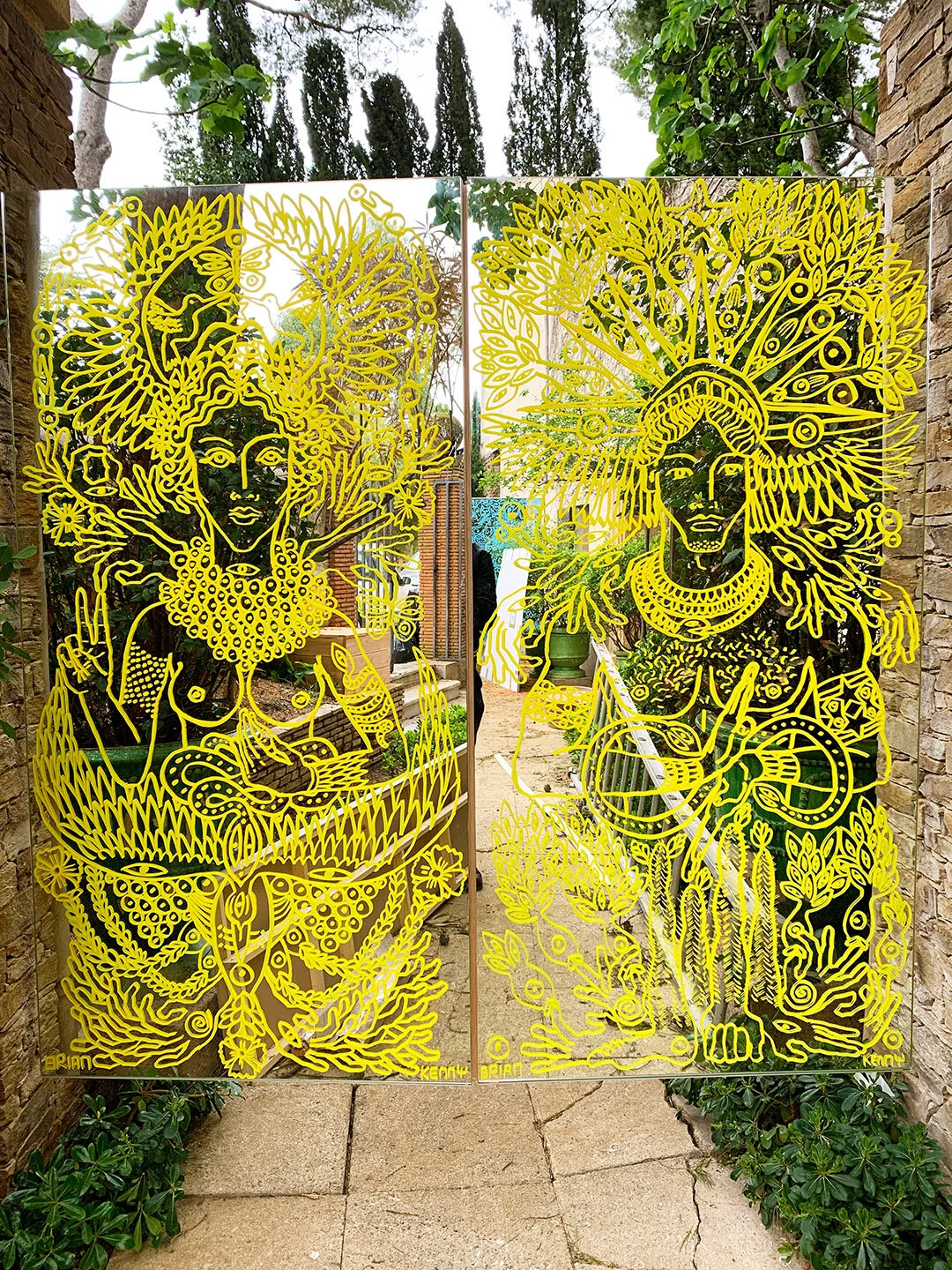 Depicted on these mirored gates leading into the Villa’s garden are the US symbol of freedom, the Statue of Liberty, drawn as a man, and on the other the French symbol of freedom, Marianne.