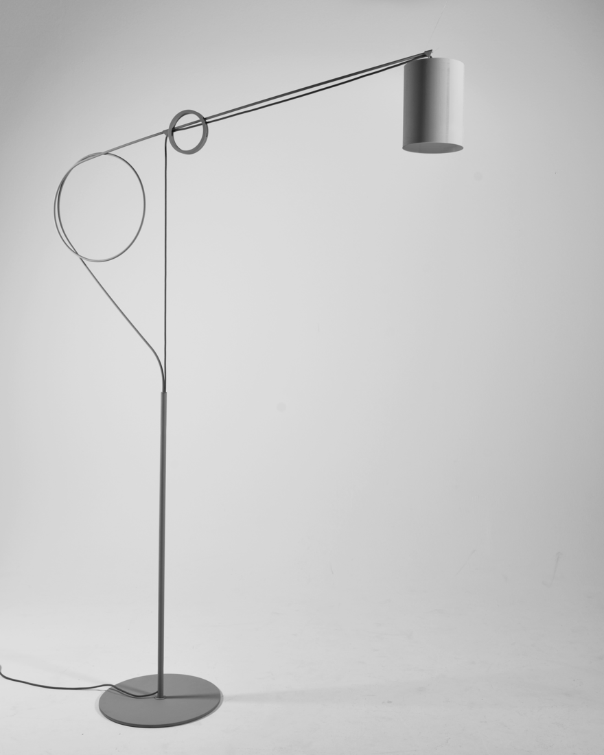Stehleuchte aus weißem Stahl mit bewegendem Arm.