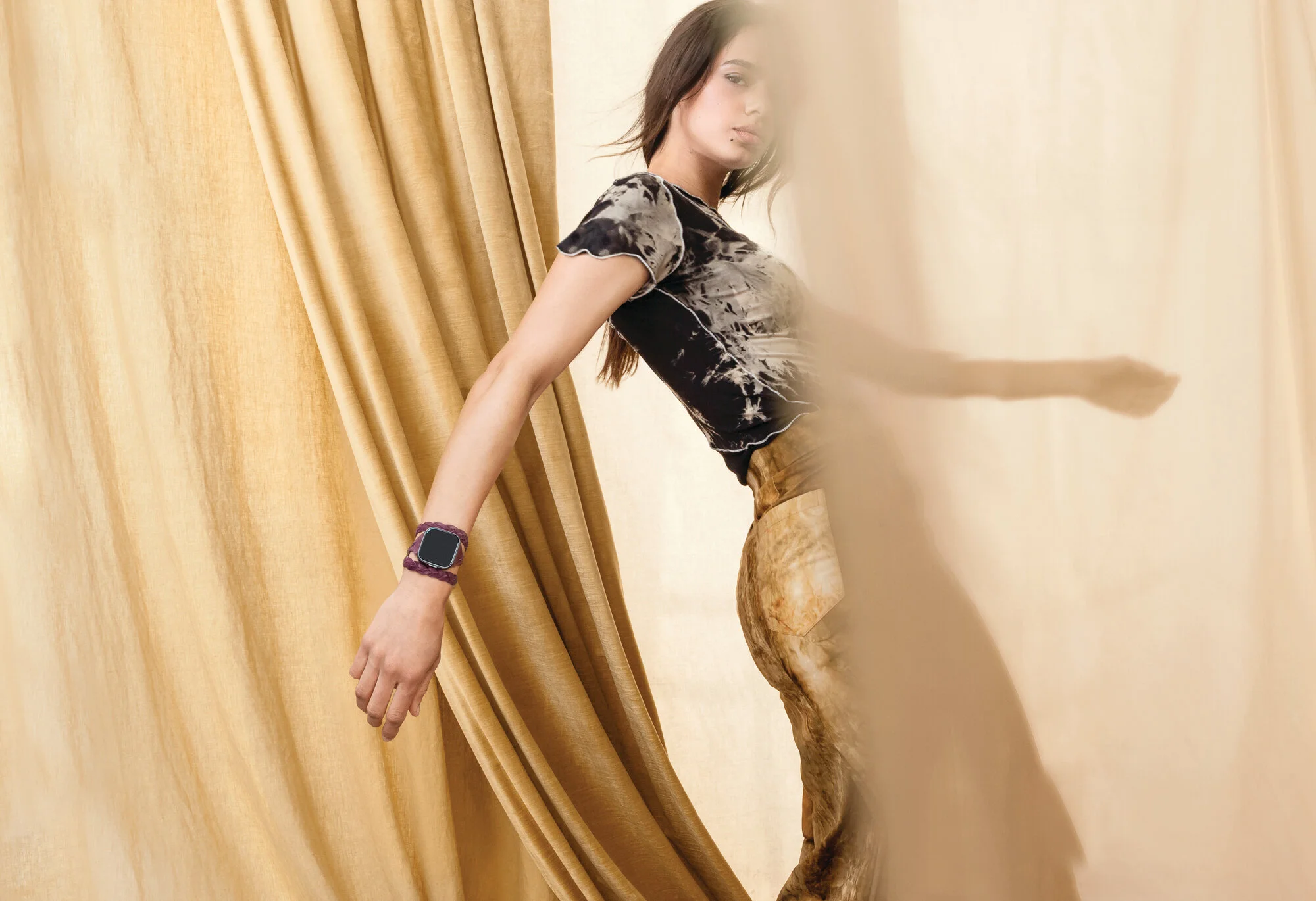 Fitbit_Versa_2_Kim_Shui_Lifestyle_Suede_Wrap_2355.jpeg