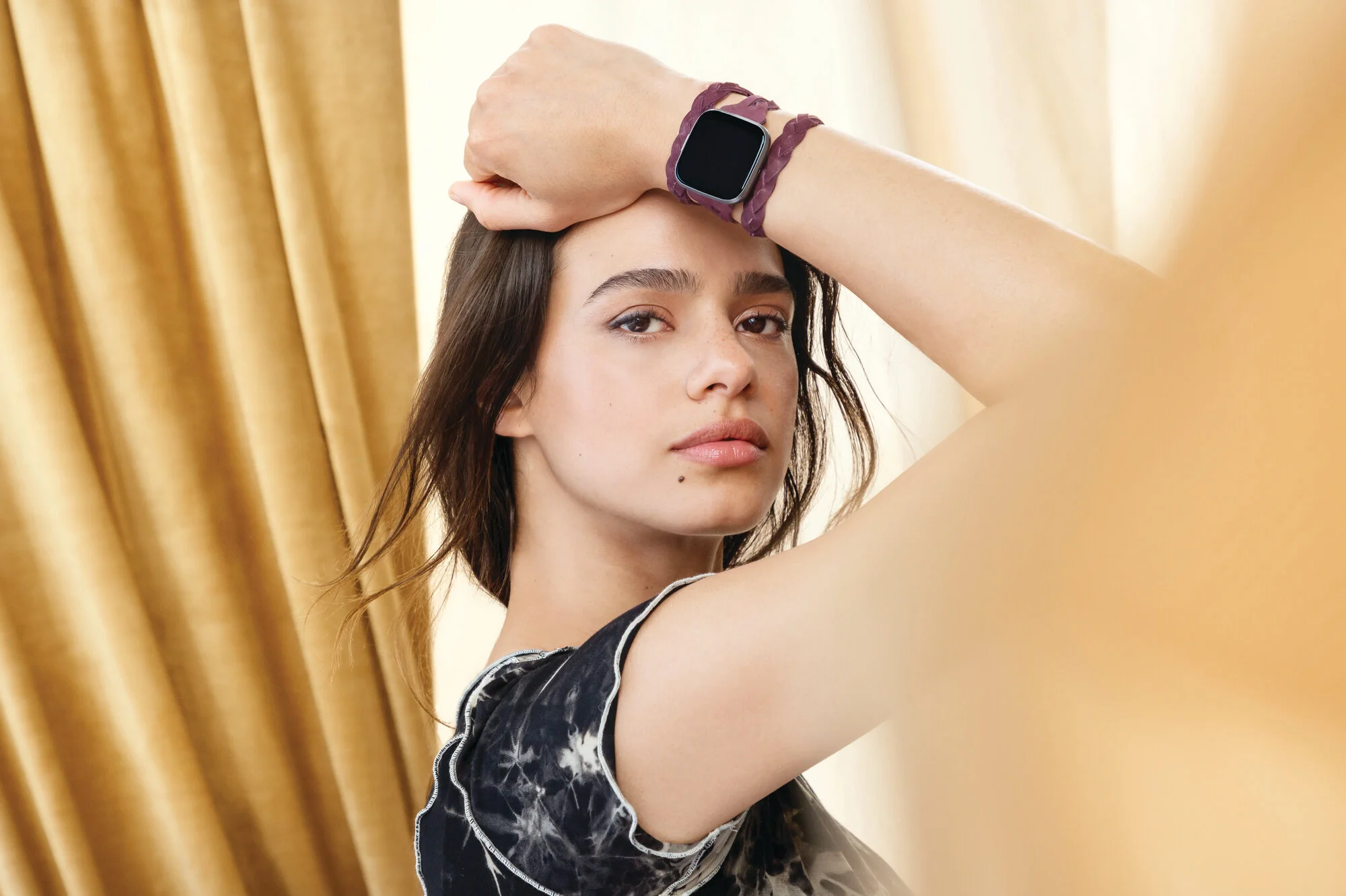 Fitbit_Versa_2_Kim_Shui_Lifestyle_Suede_Wrap_2396.jpeg