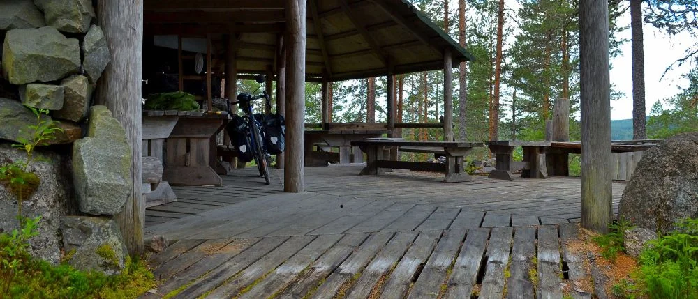 Sisältä löytyi mm. kaksi tulipaikkaa ja useita ruokapöytiä.