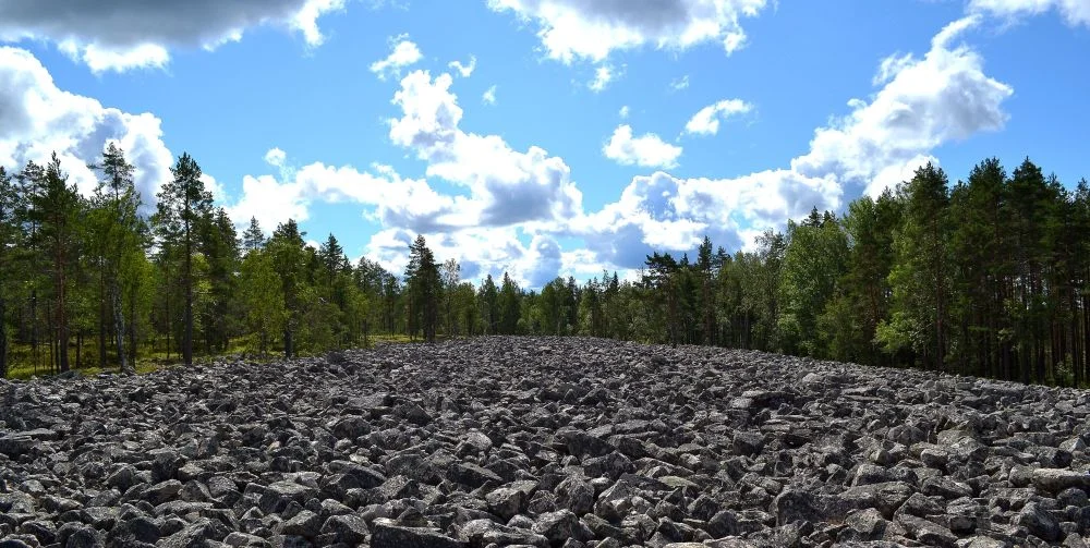800m pitkä pirunpelto, eli muinaisrantakivikko. Nimi on heppo ymmärtää. Näky lienee askarruttanut entisaikojen ihmisiä.