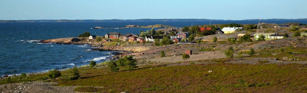 Jurmon saari ja kylä. Asukasluku ympäri vuoden: 8.