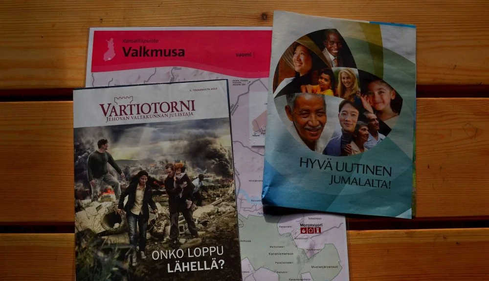 Moronvuoren tuvan kirjastossa voi tutustua tieteen uusimpiin teorioihin maailmasta ja luonnosta.