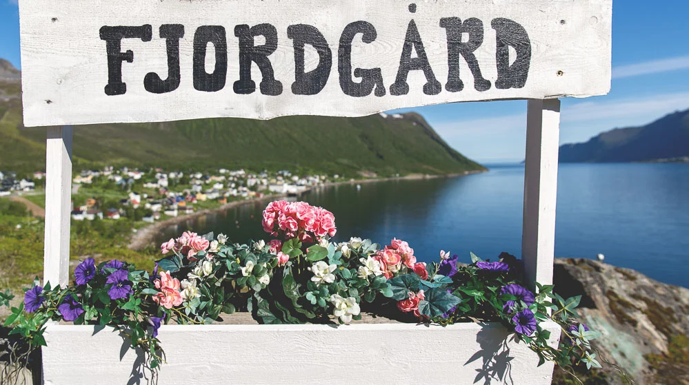 Vilkommen til Fjordgård sign.