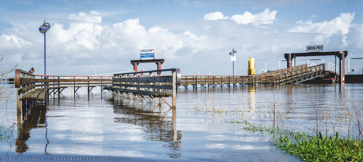 Pier under water in Nordenham.