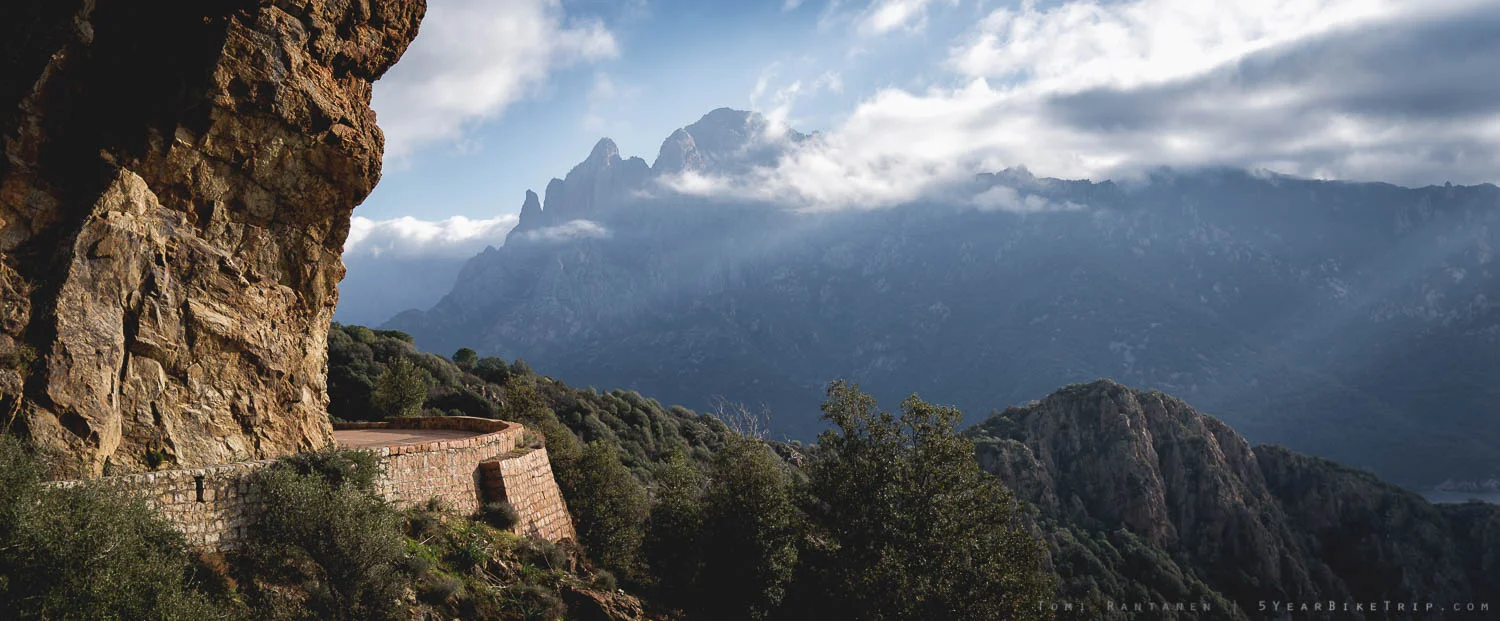 A bend in the road in Piana.