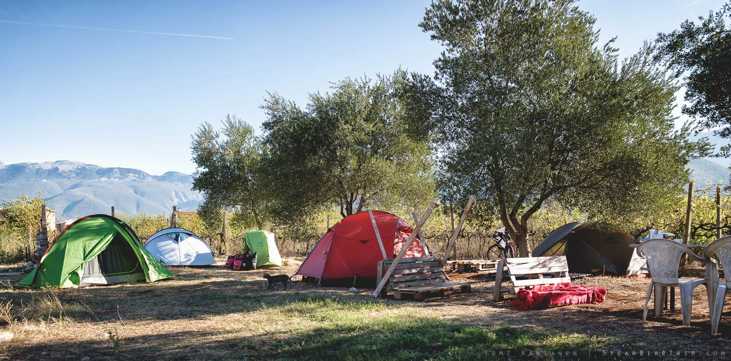 One day a lot of people arrived suddenly. There was a sixth tent but they left before the sun rose enough for the photo.