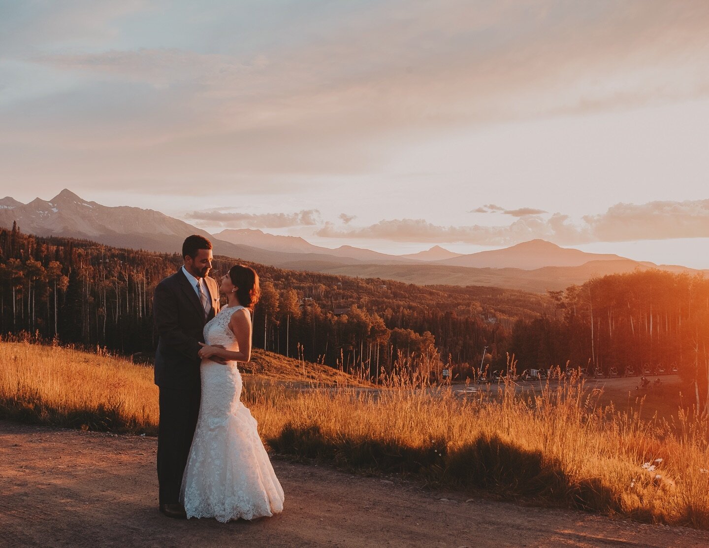 Summer sunsets in the mountains are magic 💫
.
.
.

.
.
.
#coloradoweddingphotographer #coloradobridetobe #coloradoelopementphotographer #coloradoelopement #coloradoelopements #coloradowedding #denverwedding #denverweddingphotographer #denverwedding 