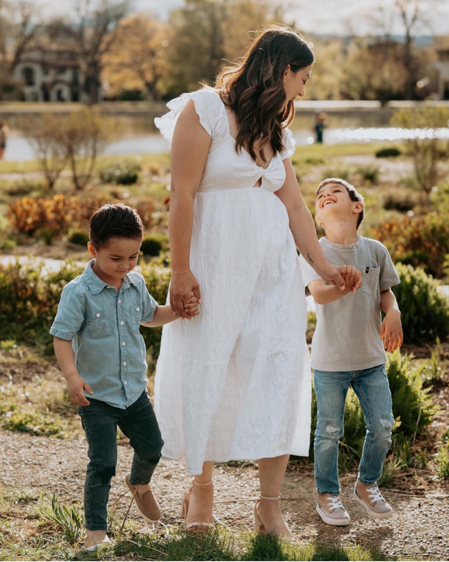 More fun on spring mini sessions! Love this Mother&rsquo;s Day shoot I did for @alexani.02 ❤️
.
.
.

.

.
.

#familyphotography  #familyphotographer #photography #coloradophotography #coloradophotographer #coloradofamilyphotographer #coloradofamily #