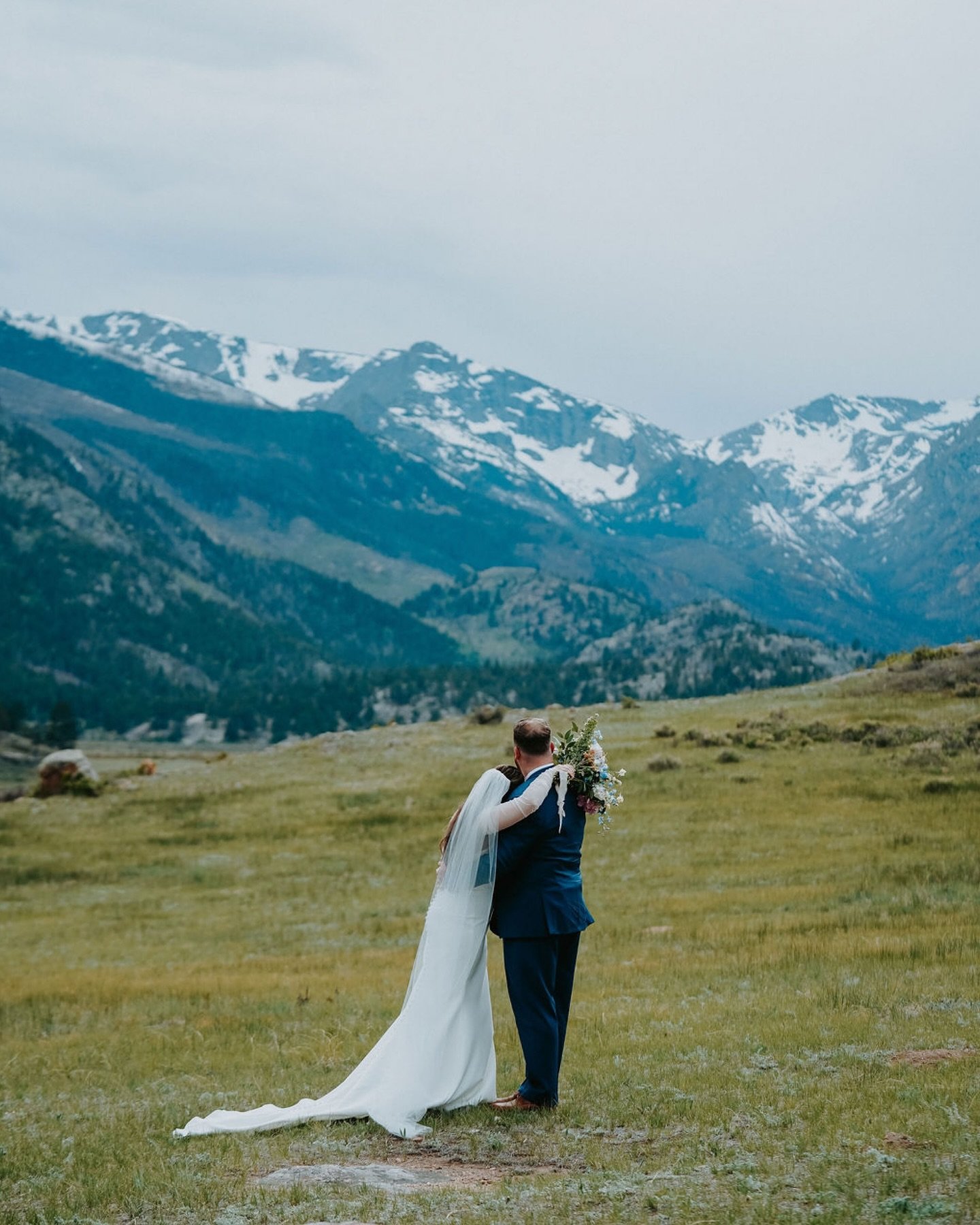 Sneak peeks from this stunning wedding in @visitrmnp Friday! Thank you @hesshannah_ &amp; @crawfordcallahan for trusting me to document this special day for you! It was an absolute blast getting to know and work with you 🤍
.
.
.
Venue: @visitrmnp an