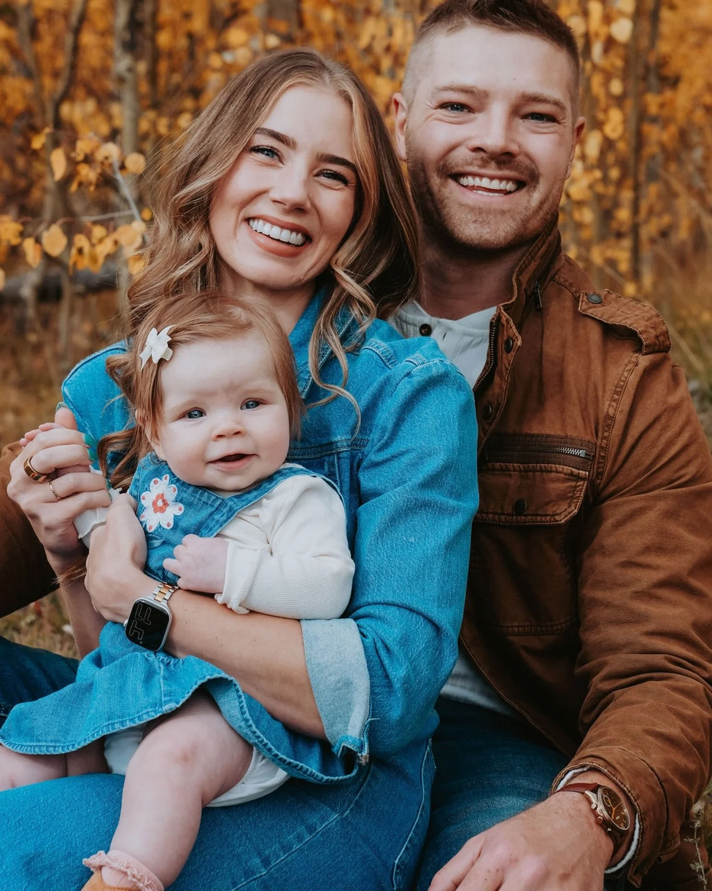 Another favorite family of mine to photograph! @becs.schulz &amp; @aschulz1172 your daughter Scottie is one of the cutest! Loved this little fall family session with you all and cannot wait for drinks post busy season!
.
.
.
#familytime #familyphotos