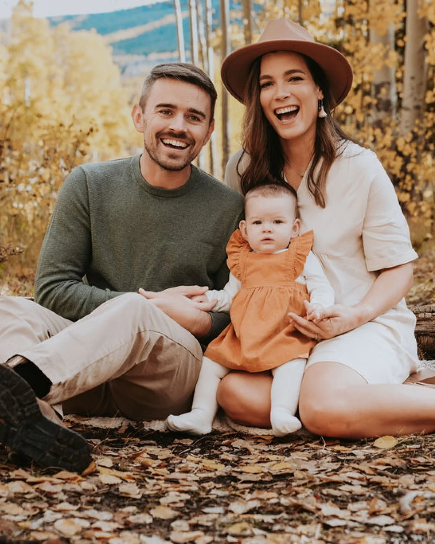 Meeting and working with this cutie family felt like warm summer sunshine 🤍 so amazing meeting you @cmsyversen and thank you for trusting me with capturing these images for you! 
.
.
.
#family #familyphotoshoot #coloradofam #coloradofamilyphotograph