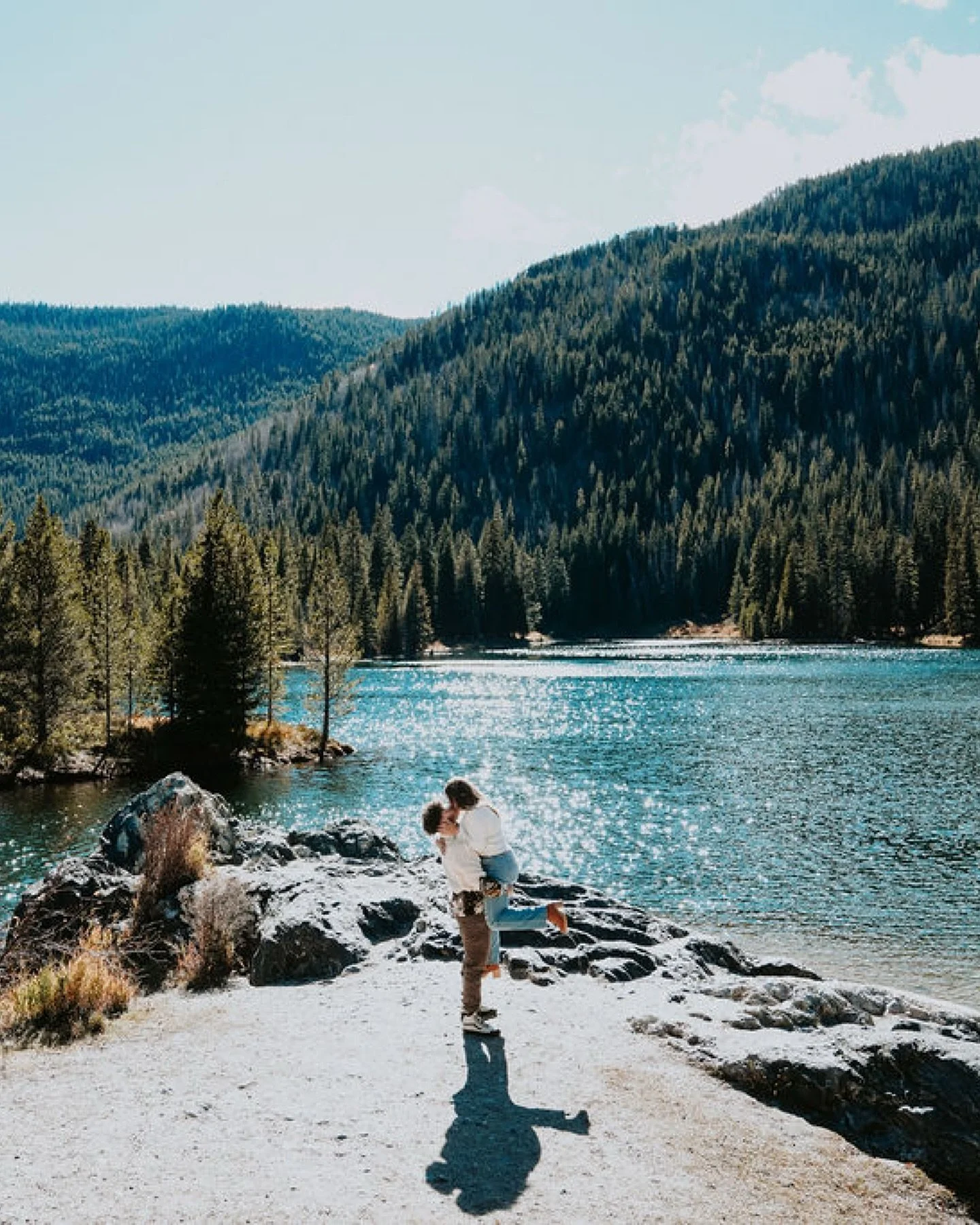 Gorgeous day to get engaged in the mountains for these two lovebirds! Congratulations @cayden_chancey &amp; @haileympotter 🤍🤍🤍 Thank you for letting me document this special day for you! 
.
.
.
#engagement #proposal #coloradoproposal #coloradoenga