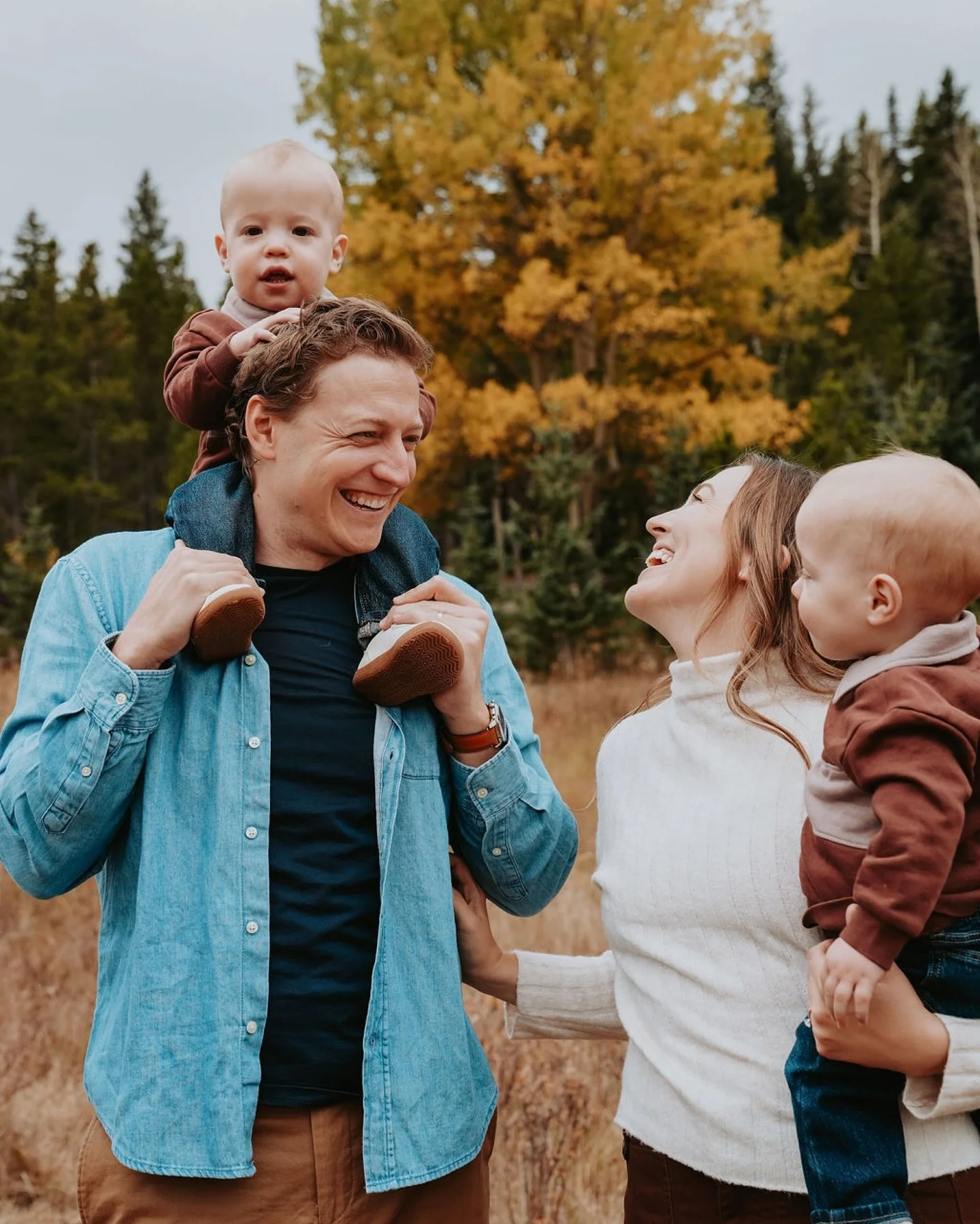 I love working with @alanna.thomas19 &amp; Ben so much! This is my third photoshoot with them and their twin boys keep getting cuter every single time! Thank you for bringing a smile to my face every time I see you! 
.
.
.
#familytime #family #colora