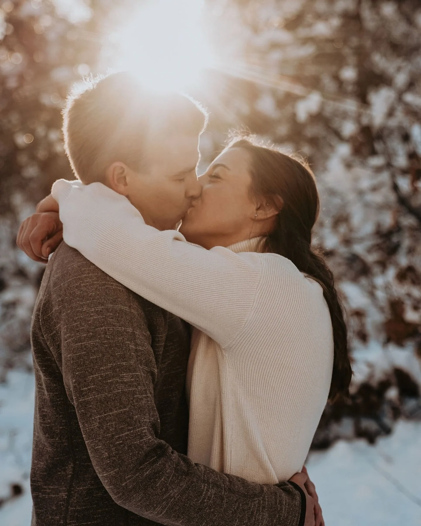Final photoshoot of 2025 was a stunner! Fish Creek Falls in Steamboat at winter is not to be missed. Can&rsquo;t wait to photograph this cutie couples wedding this fall 🫶🏻
.
.
.
#engagement #winterengagementsession #winterengagement #coloradoengage