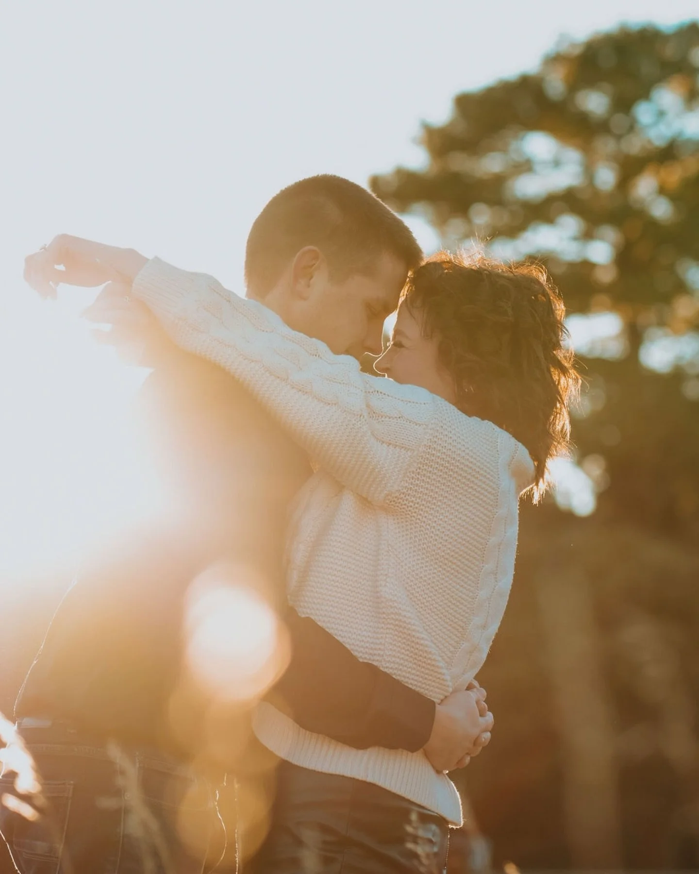 You wouldn&rsquo;t know it but this was one of the coldest shoots in my books. However that golden glow of the sun was doing its thing for Jessica and Masons engagement shoot! Congrats to this couple. I hope your MO wedding is as magical as you are! 