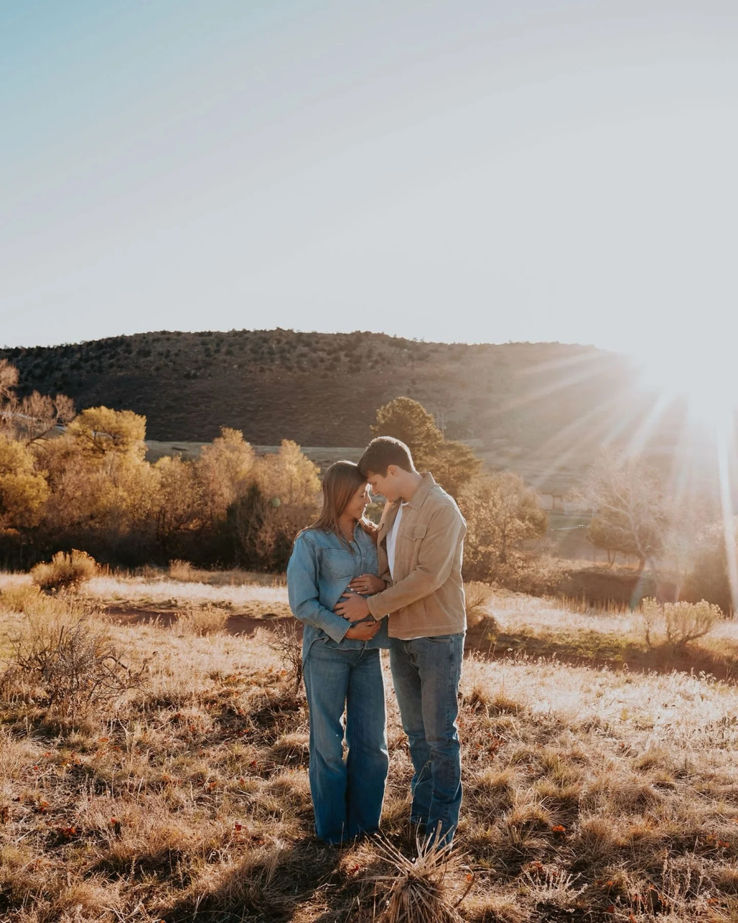 A little sunrise red rocks maternity session for these two ❤️🌅 I can&rsquo;t wait to meet your baby girl! Thanks for trusting me to capture this exciting time in your lives 🐣🤍🥰🫶🏻
.
.
.
#maternityphotographer #maternityphotosession #denvermatern