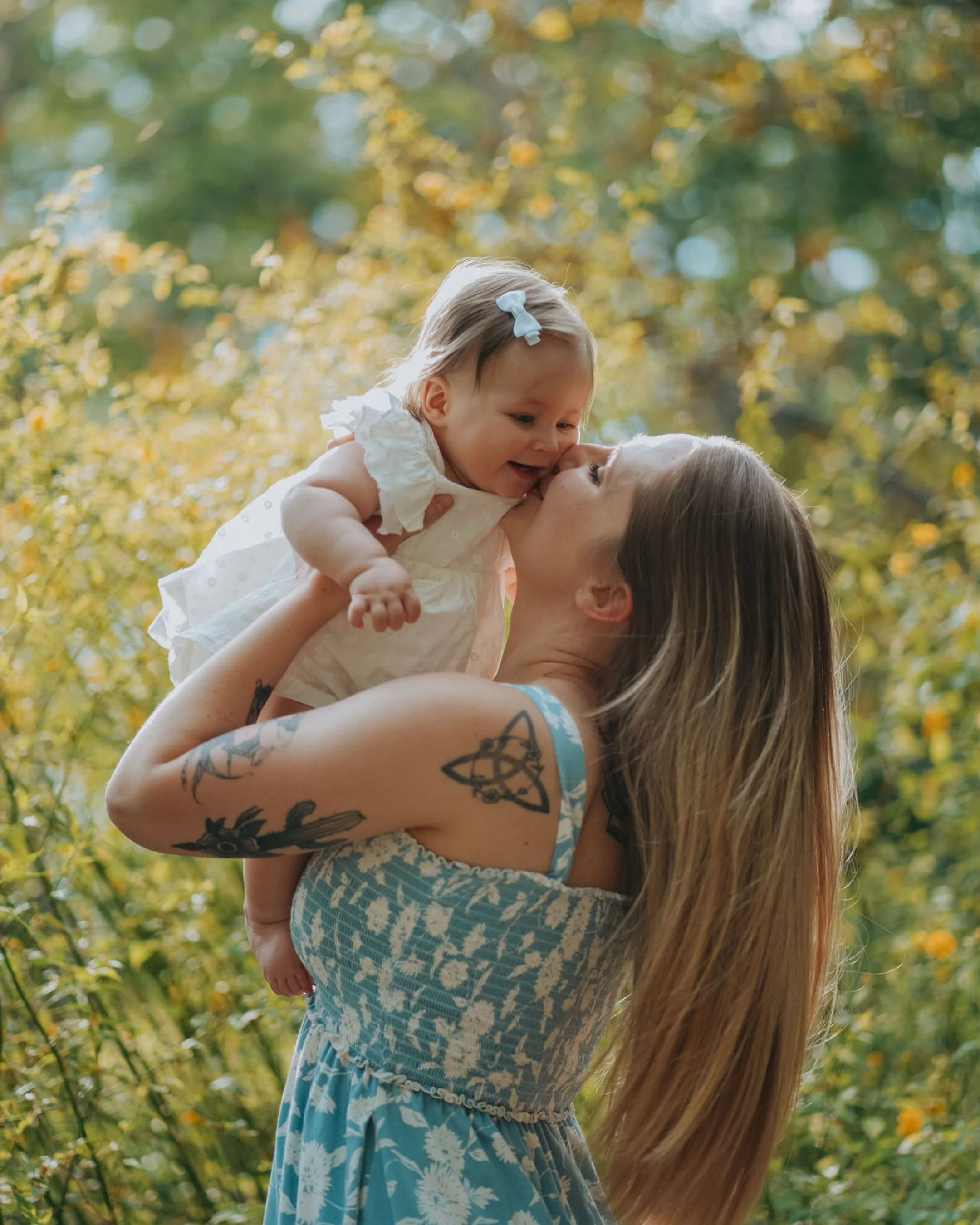 The loveliest little Mother&rsquo;s Day photoshoot at the botanical gardens this week! Willow did amazing during her very first photoshoot and loved exploring all the flowers 🌸🪻🪷
.
.
.
#mothersdayphotoshoot #mothersdayphotography #denverfamilyphot