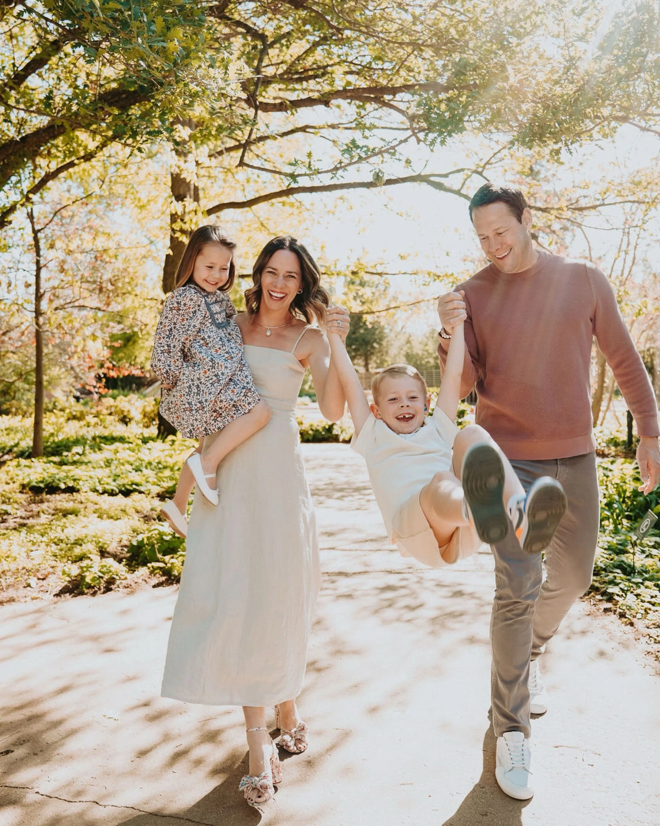 Remember a week ago when it was sunny and beautiful? Me too! Such a fun shoot with the Ryan&rsquo;s once again. I had a blast working with the entire extended family on this Mother&rsquo;s Day photoshoot! Thank you Mitch and Danielle for continuing t