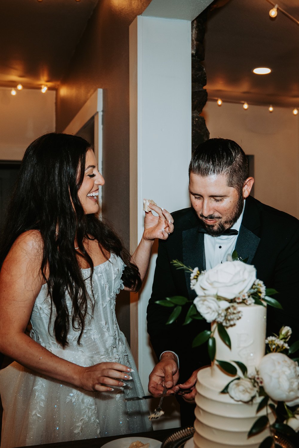 Erin&Eric_CakeCutting-4.jpg